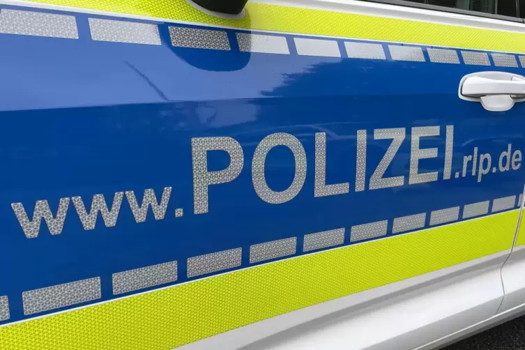 Die Polizei hofft auf Hinweise zu den Tätern, die am vergangenen Wochenende in Bechhofen zwei Fahrzeuge beschädigt haben. 