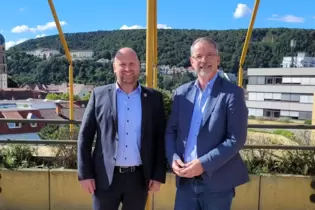 Der neue Ombudsmann für Pflege Sven Lefkowitz (rechts) stellte das Angebot auch dem ersten Kreisabgeordneten Timo Jordan vor.