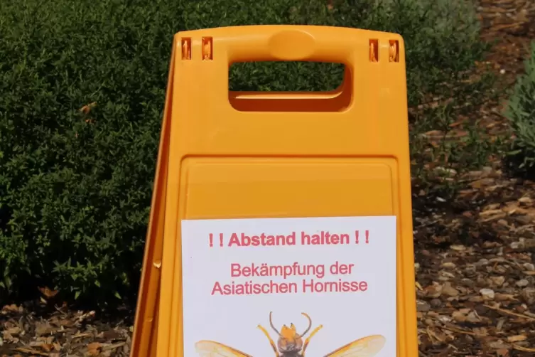 Ein Schild informiert über die Arbeiten. 