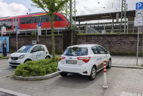 Am Hauptbahnhof bieten Stadtmobil und Emil Carsharing-Fahrzeuge an.