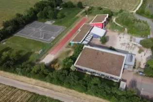 Wenn sie keine Duschen mehr hätte, könnte die Turnhalle einfach von der Warmwasser-Versorgung abgekoppelt werden: Blick aufs Are