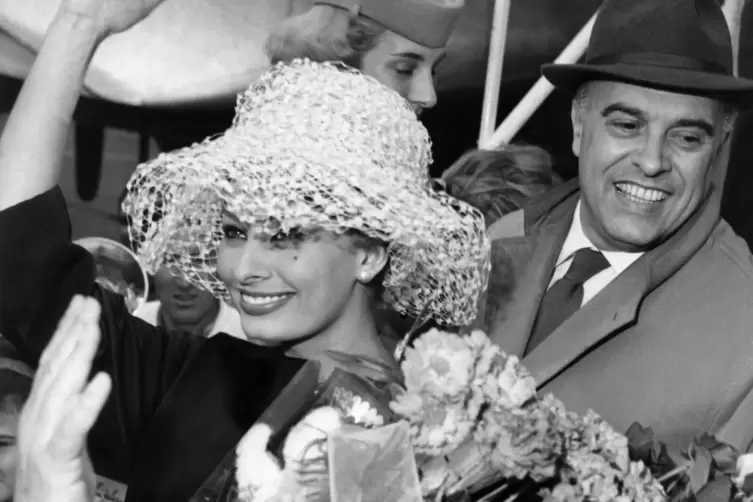  Sophia Loren mit Ehemann Carlo Ponti bei der Ankunft am Flughafen Berlin Tempelhof während der Berlinale 1959.