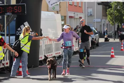 Robin Eskelson mit Hund Günter beim Stadtlauf in Baumholder. 