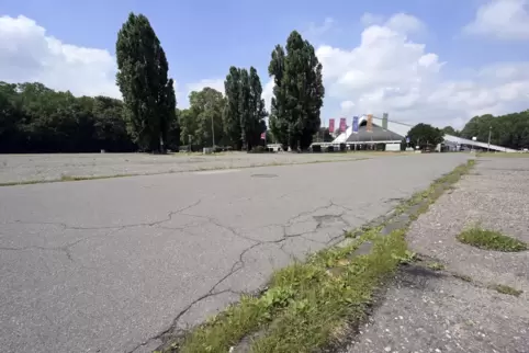 Sichtbar in keinem guten Zustand: der Parkplatz vor der Eberthalle. Aber das ist nicht das einzige Problem.