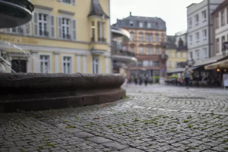 Das Kopfsteinpflaster auf dem Sankt-Martins-Platz stellt für Rollstuhlfahrer ein Problem dar. 