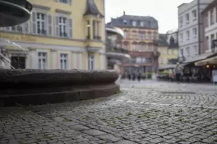 Das Kopfsteinpflaster auf dem Sankt-Martins-Platz stellt für Rollstuhlfahrer ein Problem dar.