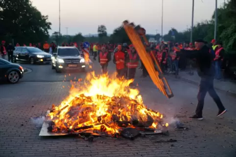 Die Tadano-Streikenden haben am Werk Wallerscheid ein Feuer entzündet. 