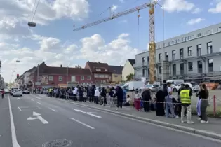 Security-Personal hielt die Schlange im Zaum.