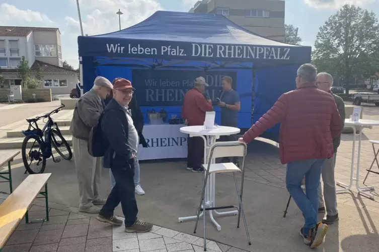 Schon gleich um 10 Uhr waren die RHEINPFALZ-Redakteure (im Bild Philipp Jung, T-Shirt) gefragte Gesprächspartner.