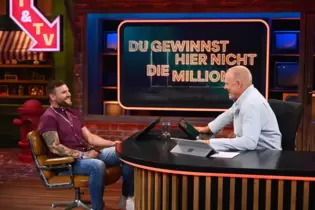 Kandidat Oliver Buse (l.) aus Karlsruhe muss Stefan Raab Quizfragen beantworten.