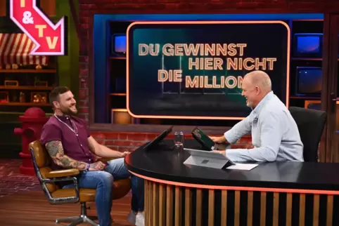 Kandidat Oliver Buse (l.) aus Karlsruhe muss Stefan Raab Quizfragen beantworten. 