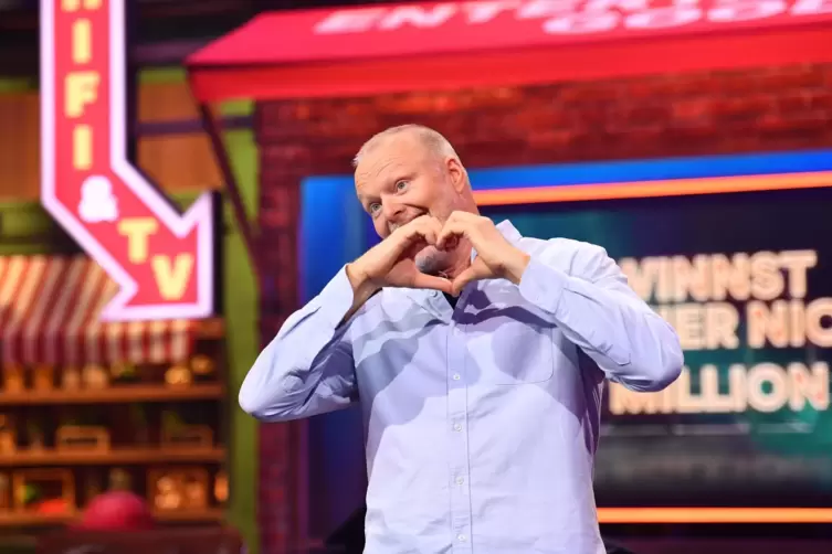 Stefan Raab moderiert die Show und macht seine Witze. 