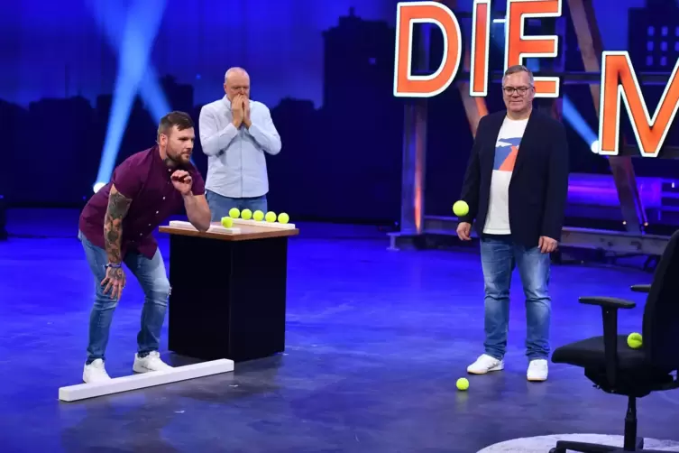 Kandidat Oliver Buse (l.) und Stefan Raab beim Spiel „Bürostuhlball“.