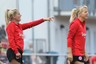 Machen im Eintracht-Nachwuchsbereich auf sich aufmerksam: Friederike Kromb (rechts) und Julia Simic. Wird eine von ihnen bald ei