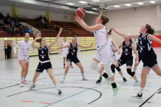 Das waren noch Zeiten: Der TSV Towers Speyer-Schifferstadt, am Ball Lena Jatsch, besiegt im Februar 2023 in der Zweiten Liga Fre