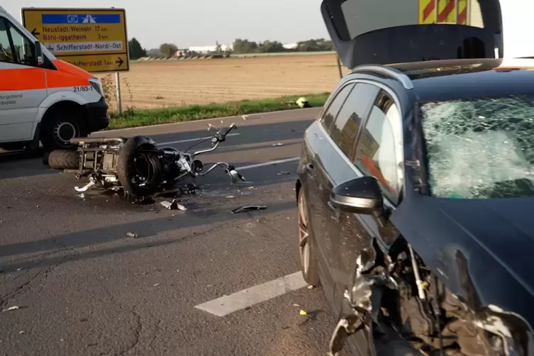 Der Motorradfahrer ist noch an der Unfallstelle gestorben. 