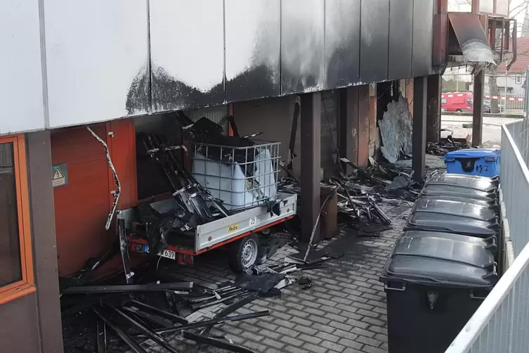 Das Feuer aus den Papiercontainern hat die Fassade stark in Mitleidenschaft gezogen. 