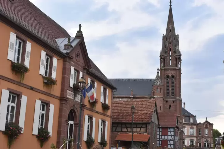 Ein neogotischer Turm, der in den Himmel ragt und zum Frieden mahnt. 