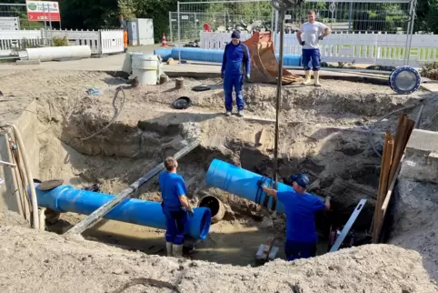 Der Lückenschluss: Am Mittwochnachmittag setzen Bauarbeiter das letzte Teil der neuen Trinkwasserhauptleitung ein. 