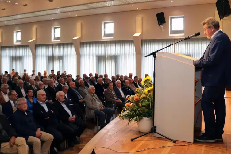 Der Präsident der Handwerkskammer der Pfalz, Dirk Fischer, spricht bei der Feierstunde in Waldfischbach zu den Jubilaren.