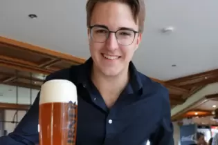 Joshua Mohr bringt ein frisch gezapftes Bier an den Tisch.