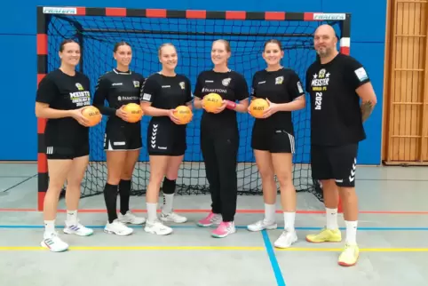 Neuzugänge (von links) : Sofie Heiser, Aylin Hofmann, Johanna und Saskia Schlemilch, Kristina Schmieder mit Trainer André Rebhol