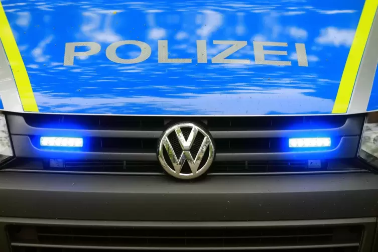 Die Polizei bittet um Hinweise auf den Täter. 