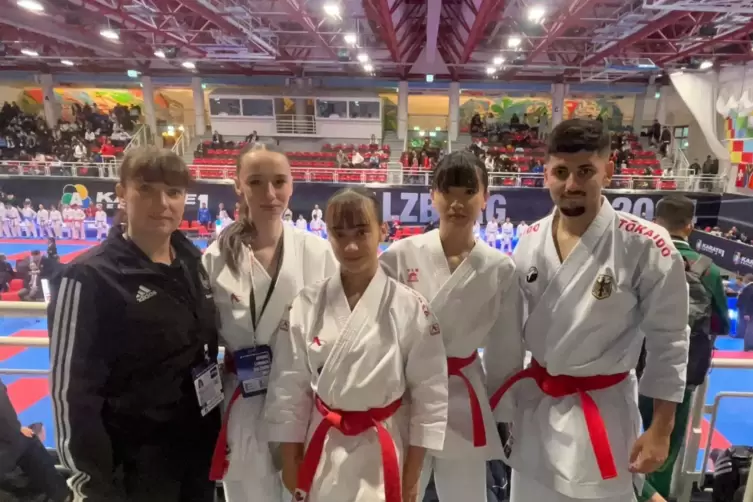 Die Budokan-Sportler in Salzburg beim Serie-A-Turnier. Von links Coach Sandra Gutzmer, Nadine Poh, Annika Faul, Carina Nguyen un