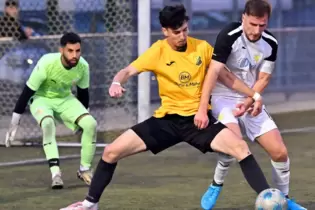 Haßloches Konstantinos Saitis (Mitte) hat das 1:0 geschossen. Hier kämpft er mit VfL-Spieler Nico Brechtel um den Ball.