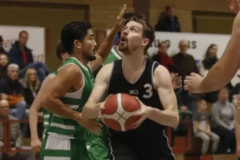 Tom Dreyer (am Ball) und seine Kollegen vom TV Kirchheimbolanden wollen sich im ersten Heimspiel von ihrer besten Seite zeigen. 