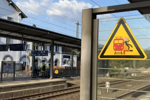 Wurde zum Unglücksort: Am Hochspeyerer Bahnhof weisen an vielen Stellen Warnschilder auf die Gefahr durch vorbeifahrende Züge hi