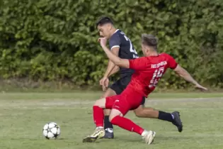 Der TuS Rüssingen, hier Matteo Gigliotti (links) im Duell mit dem Steinbacher Felix Metzinger, muss sich in Bretzenheim anders p