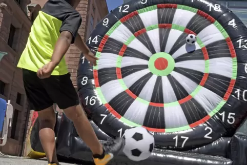 So geht Fußball-Dart. Wer will, kann es am Samstag auf der Gerolsheimer Kerwe ausprobieren.