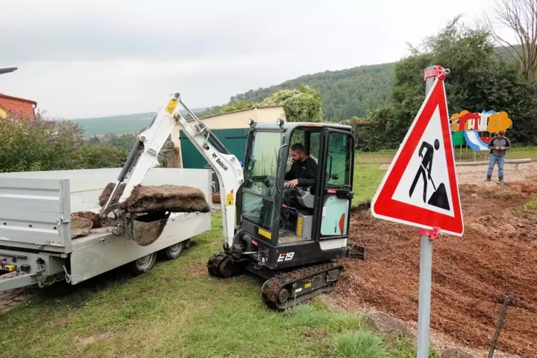 Dieser Einsatz hatte es auch für die Profis in sich: Bagger-Arbeiten am Battenberger Weed-Spielplatz. 