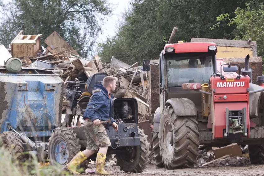 Direkt nach dem Hochwasser ging das Aufräumen los. Der Unrat türmte sich – wie hier in Waldgrehweiler.