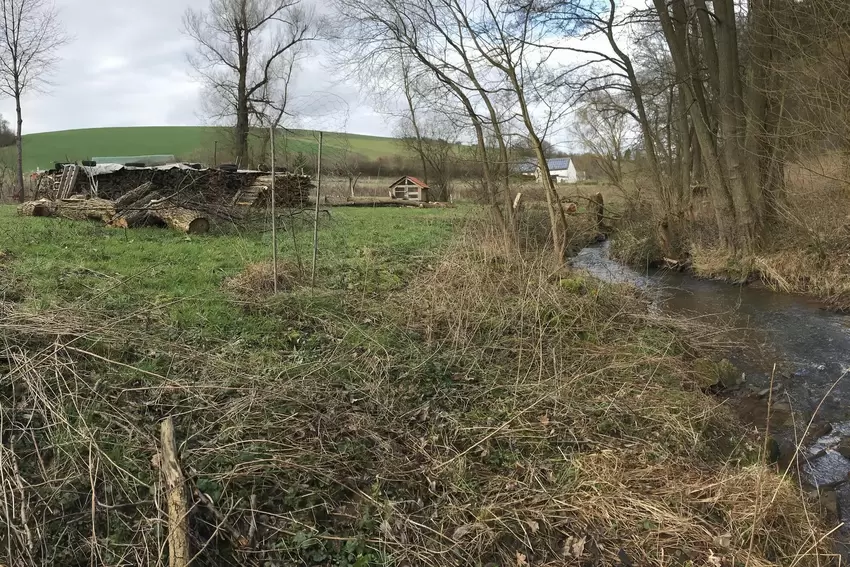 Nahe der Moschel gelagertes Holz oder Rundballen sind bei Hochwasser eine Gefahr. Treibgut kann sich vor Brücken stauen.