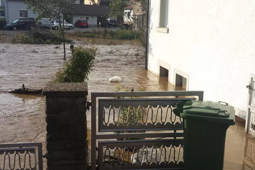 Elke Müller aus Dörnbach schreibt: Auch bei uns in Dörnbach hatten wir Hochwasser. Noch heute, nach zehn Jahren, habe ich Angst,