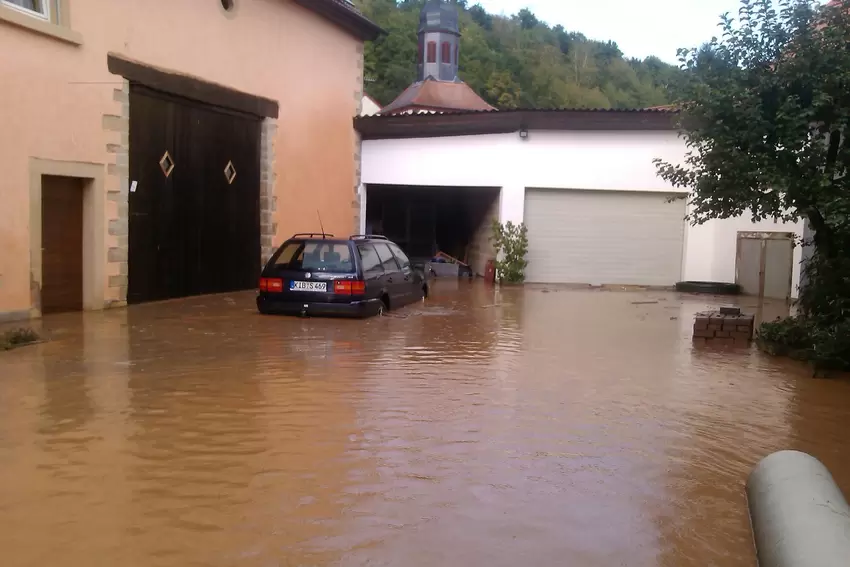 ... Mein Mann und Sohn waren mit der Feuerwehr schon vor der Flut im Ort im Einsatz. Unser Gewölbekeller wurde komplett geflutet