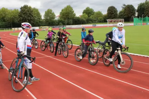 24 Kinder nehmen am Training mit Luca Spiegel (rechts). Links in Weiß: RVO-Vorsitzender teil. 