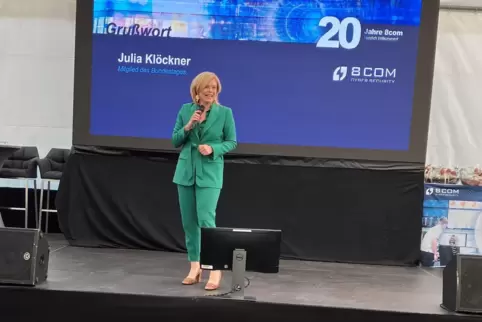 Julia Klöckner bei ihrem Grußwort bei 8com in Neustadt.