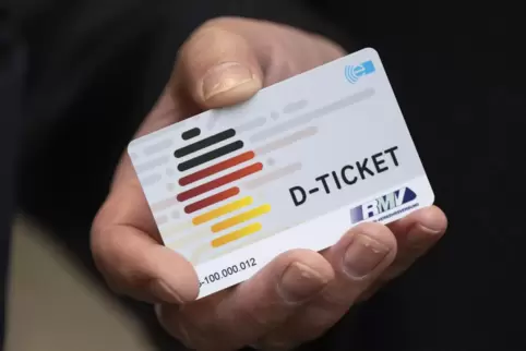 Das Deutschland-Ticket wurde im Mai 2023 eingeführt. Bis Ende 2024 kostet es pro Monat 49 Euro. 