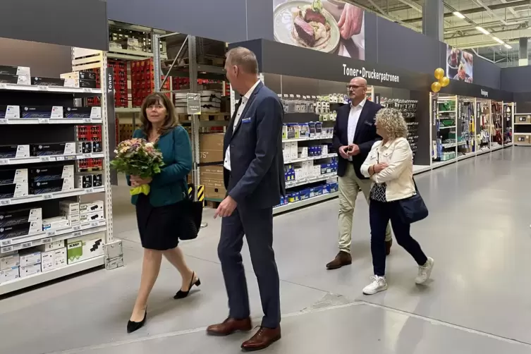 Der Geschäftsführer des Metro-Standorts Ludwigshafen Peter Kuhl (vorn) führt OB Jutta Steinruck durch den neuen Markt.