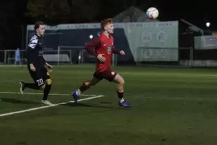 Ein Stadtderby, an das sich der SV Morlautern gerne erinnert: Zwar ist hier Robin Muth (rechts), inzwischen Kapitän des 1. FC Ka