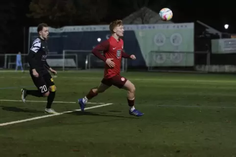 Ein Stadtderby, an das sich der SV Morlautern gerne erinnert: Zwar ist hier Robin Muth (rechts), inzwischen Kapitän des 1. FC Ka