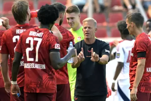 Der neue Cheftrainer des 1. FC Kaiserslautern, Markus Anfang (Zweiter von rechts), sieht seine Mannschaft auf einem guten Weg. D