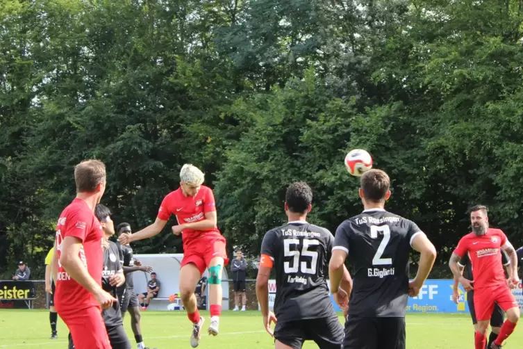 Mex Hofstadt (Zweiter von links), hier bei einem Kopfballtreffer gegen Rüssingen, fehlt dem SV Steinwenden gegen Pfeddersheim. 