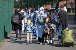 Aus Erstaufnahmeeinrichtungen werden Menschen in die Kommunen verteilt – oder abgeschoben.