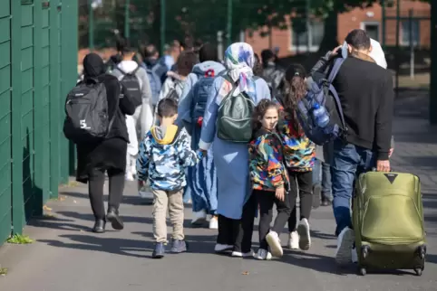 Aus Erstaufnahmeeinrichtungen werden Menschen in die Kommunen verteilt – oder abgeschoben. 