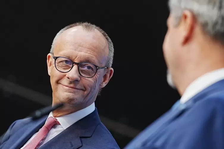 Gut gelaunt: Friedrich Merz. CSU-Chef Söder (rechts) lässt ihm in Sachen Kanzlerkandidatur den Vortritt. 