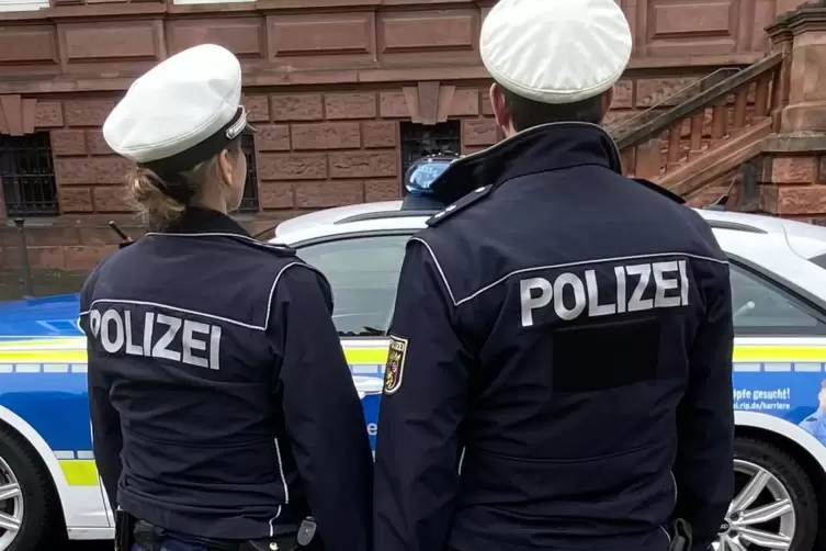 Die Polizisten räumten auf und stellten die Verkehrssicherheit wieder her, wird mitgeteilt.